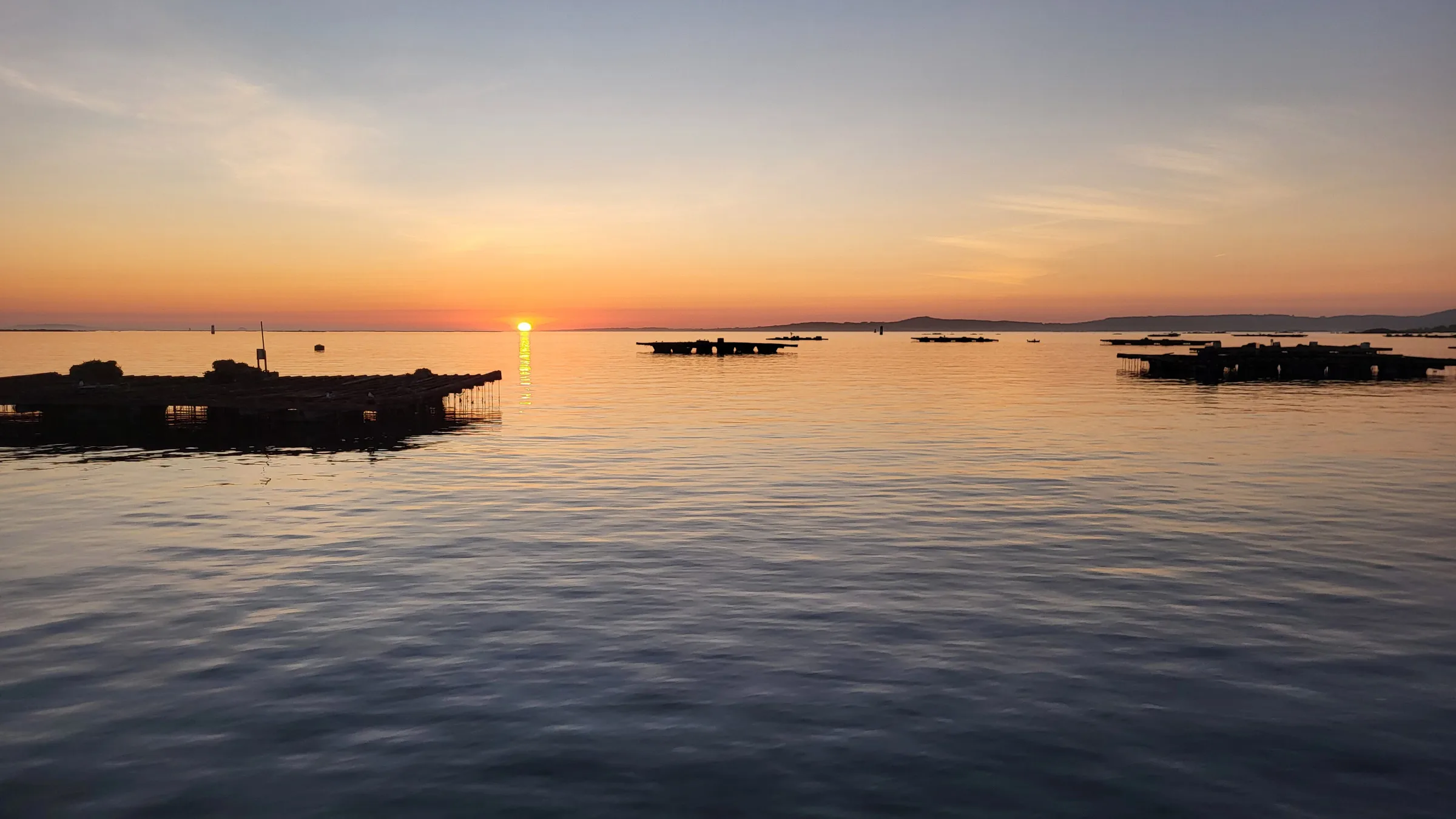Bateas de mejillón al atardecer en la ría de Arousa