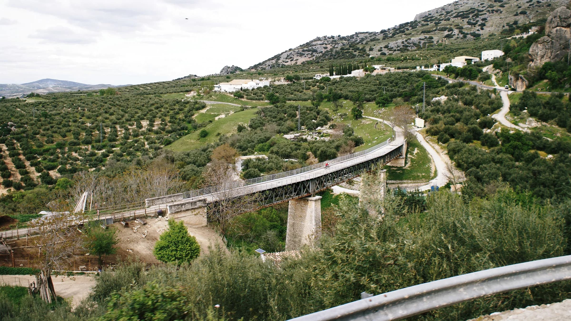 Puente ferroviario sobre el río Bailón, en la Vía Verde del Aceite
